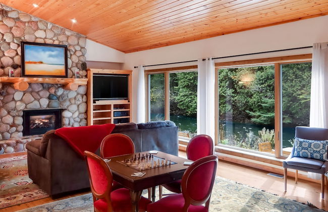 Boardman Monarch Upscale River Lodge HOT Tub! - Foto 5