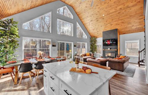 Chalet with Hot Tub, Game, Movie Room, Lake and Pool Access - Foto 3