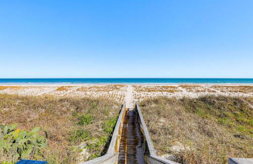 Oceanfront Gem with Rooftop Deck Steps to Sand - Foto 26