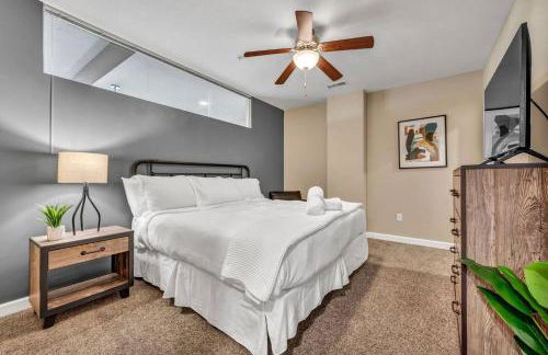 Modern Condo w/ Cathedral Views in Great Location - Foto 6