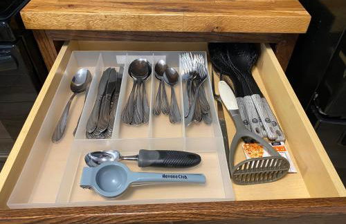 Cozy 3-bed home close to beautiful beaches. - Photo 12