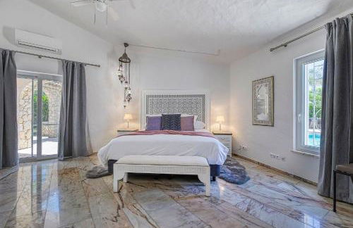 Golfinhos - MAGNIFICENT & SPACIOUS 5 BEDROOM VILLA - Foto 58