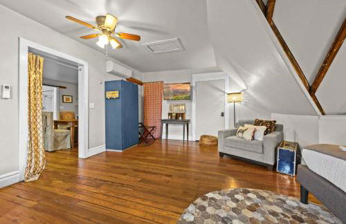 Cozy Top-Floor Retreat in the Heart of Louisville - Photo 41