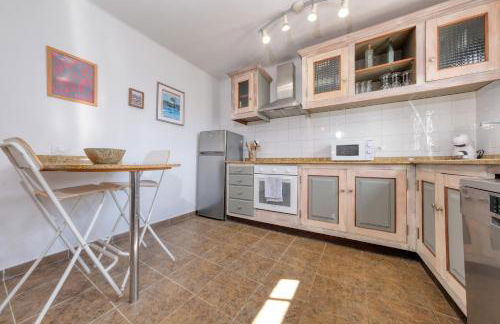 Casa Hibiscus - Shared Pool and BBQ - Close to Seafront Promenade By Lanzarote Vacation Homes - Foto 20