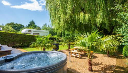 Waterside Cottage - Hot Tub, Mooring, Arcade, Bar - Foto 4, Garden, Garden view
