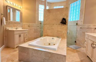 Luxurious 4-Bedroom House with Pool - Foto 31