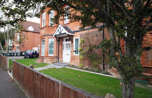 BOHO BEACH HOUSE- SLEEPS 8- 2 MIN DRIVE FROM BOSCOMBE PIER- SUPERFAST WiFi- FLAT SCREEN SMART TV- FREE ON STREET PARKING! - Photo 35