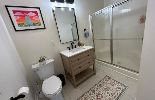 Modern and Comfy-2BR 2BA with pool access - ground floor, Near Outlets & Beaches - Photo 11