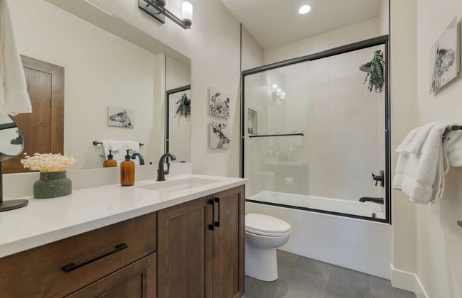 Grand Fir by Avantstay Hot Tub and Firepit - Foto 10