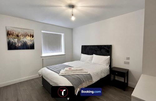 Spacious 4 Bedroom By Tara Stays Short Lets & Serviced Accommodation Aldershot With Free WiFi & Garden - Foto 8