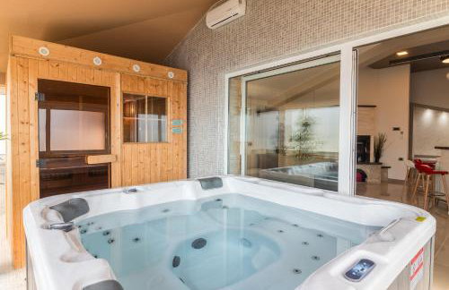 Superb villa Maxima with private pool, sauna, jacuzzi, playground for up to 18 persons, extra pool heating available - Foto 39