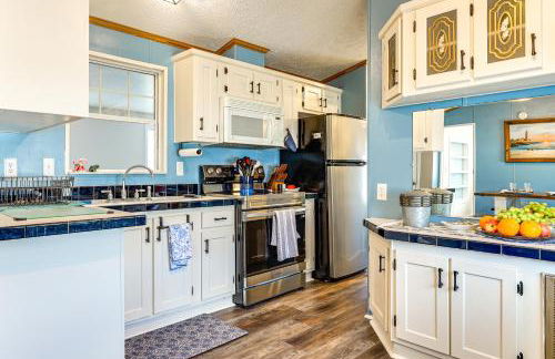 Resort Dock and Boat Ramp Home with Wolf Bay Access - Foto 8