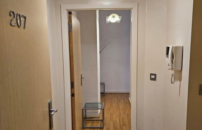 Apartment - Free Parking & Near Hospital - Photo 9