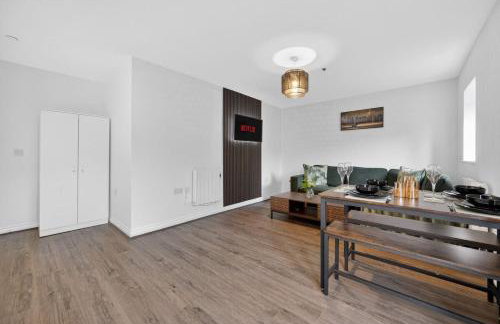 City Centre 2BR Apt with Balcony Access and Free Parking - Foto 15