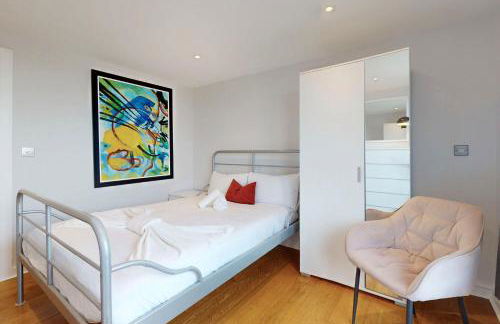 Penthouse Sanctuary with Wraparound Balcony - Pass the Keys - Foto 17