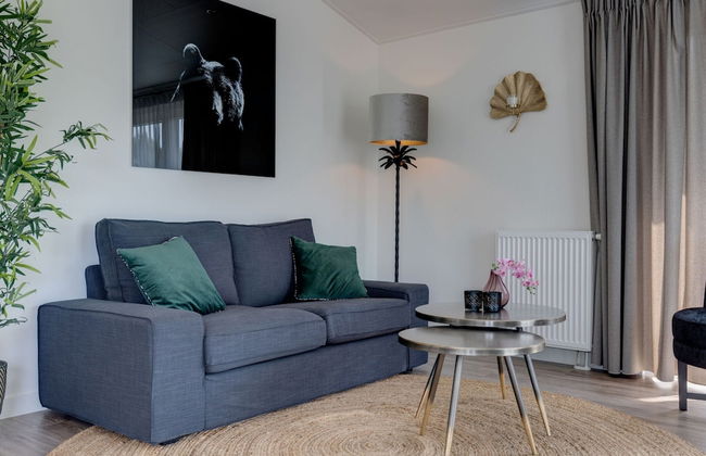 Chalet by Pond in Eindhoven Holiday Park - Photo 9