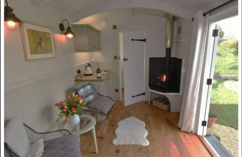 The Red Lion - Shepherd Huts - Photo 23