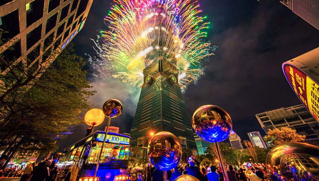 Fuegos artificiales en la torre Taipéi 101