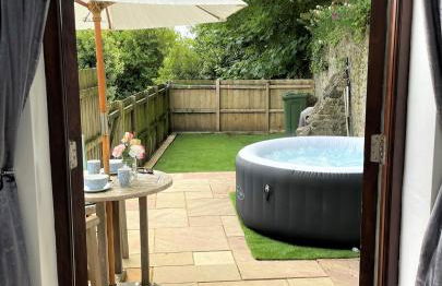 The Stables - Detached Cottage with Private Garden & Hot Tub - Foto 16