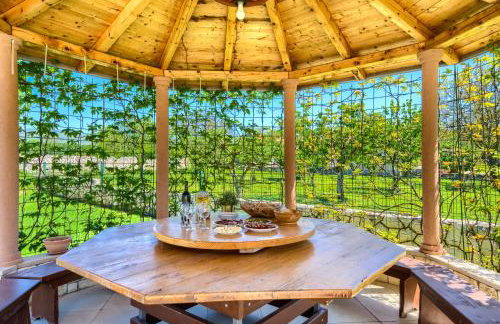 5-Bed Villa with Pool, Jacuzzi & Padel Court - Foto 8