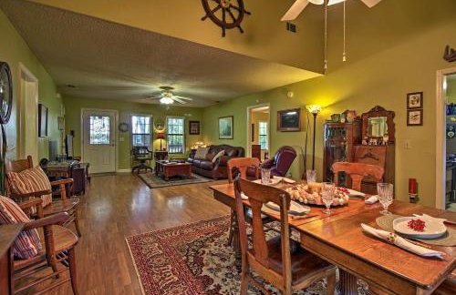 Waterfront Midway Home with Sunroom and Large Yard - Foto 5