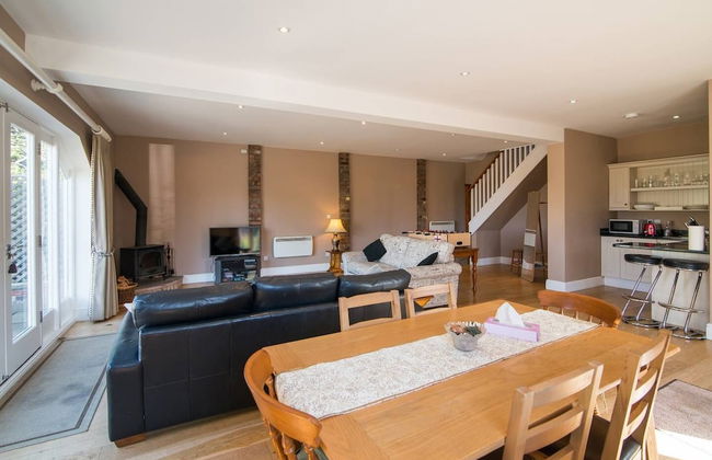 Super Spacious Barn Conversion With Free Wifi, Netflix Fireplace - Photo 24