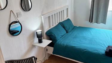 Newly decorated lovely three bedroom flat - Photo 5
