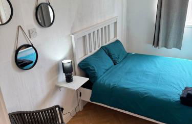 Newly decorated lovely three bedroom flat - Photo 5