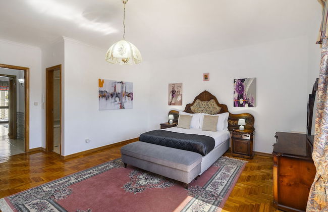 Perfect Family Hideout Residence W/Ac & 4Br + 5Ba - Photo 7