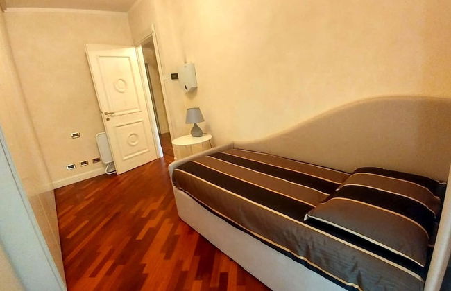 Luxurious Villa in Lombardy with Garden & Hot Tub - Photo 5