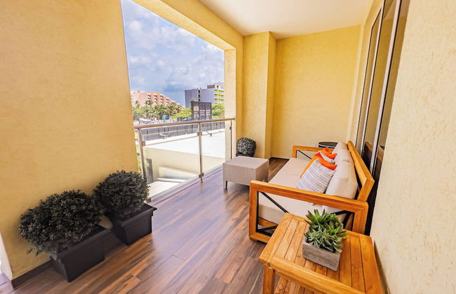 Luxury 2-bedroom Condo Right on the Strip in Palm Beach - Photo 32