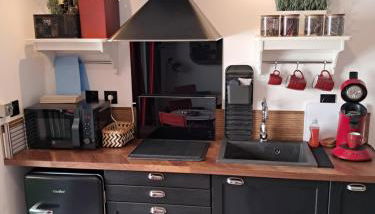 Le Petit Parisien- Bienvenue - Netflix - Terrasse - Parking - Porte de Paris - Climatisation - Guide visite à Paris OFFERT - Foto 4, stove, pet friendly, toaster, minibar