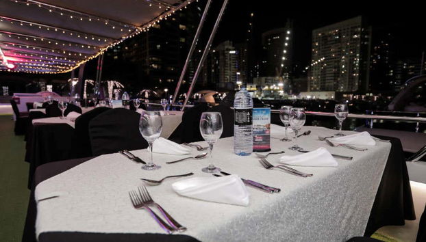 Mesas preparadas para o jantar