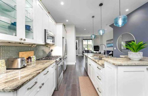 Family-Friendly 4BR Retreat Sleeps 12, Private Yard, Garage, Close to Stadiums, Casino & Downtown - Foto 2