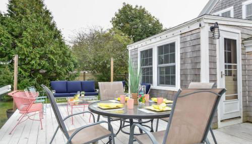 Antique Dennis getaway with firepit & EV charger Dog friendly - Foto 5