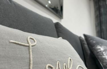 Stylish City Retreat with Views & Court Yard - Foto 14