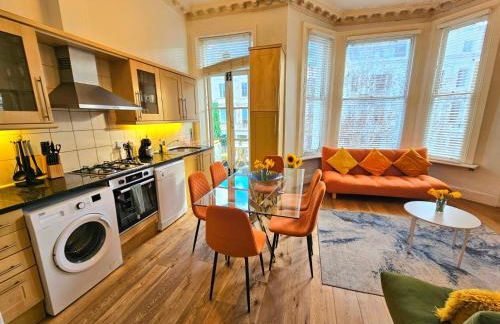 Charming Home with Private Balcony, on 1st floor, with 2 Bathrooms, 3 min walk to Earl's Court Station - Photo 1