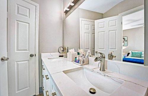 NEW Waterfront Tropic Oasis - Heated Pool, Canal, Dock, Air Hockey - Foto 25