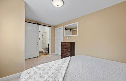 Cozy 3BR Retreat in Downtown Bethlehem - Hot Tub, Trails, Near Ski & Hike - Photo 30