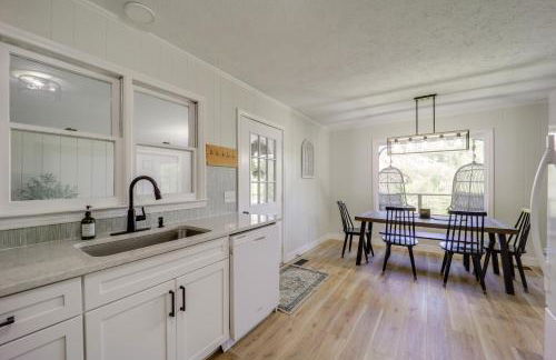 24-Acre Cottage with Hot Tub about 10 Mi to Blowing Rock - Foto 8