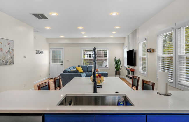 Stylish 4BR Haven Backyard and Fire Pit - Foto 14