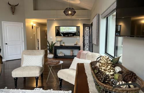 Sedona Uptown Gem!Large yard w grass and shade trees! Views!! NEW! BARREL SAUNA!!! Close to trails, walk to Uptown Sedona, restaurants and shopping - Foto 61