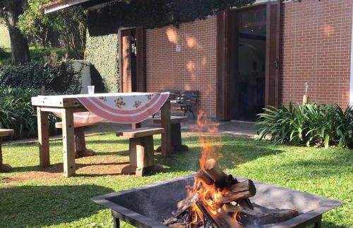 Lindo e aconchegante chalé com piscina, lareira e churrasqueira - Foto 32