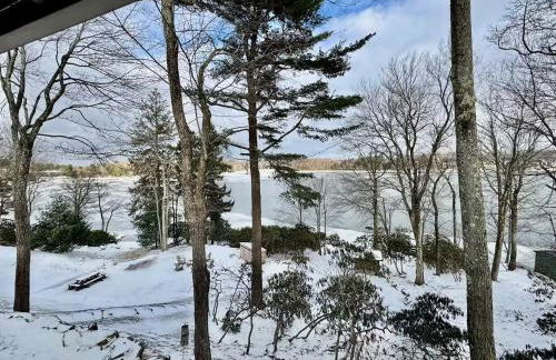 Lakefront Cabin with Hot Tub, Views & Fireplace - Foto 49