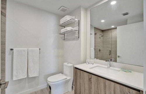 Luxury 2 Bedroom Corner Condo Walk to Design District, Infinity pool with Bay and City views, Gym, Free Parking Spot - Foto 24