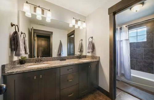 Spacious 5BR Family Townhome with Hot Tub and Garage - Foto 13
