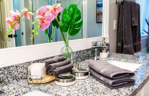 Cozy & Modern 5BR Smart Home with Yard and BBQ - Foto 17