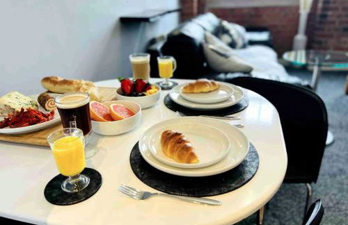 City Mill - Next to Town Centre Shopping and Restaurants - Free Parking - Foto 16