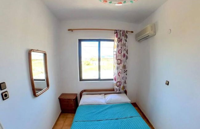 Blue House Beach Apartment - Sleeps 4 & Balcony - Photo 2