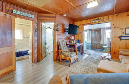 Hunting & Fishing Base! Rustic Otter Lake Cabin - Foto 7